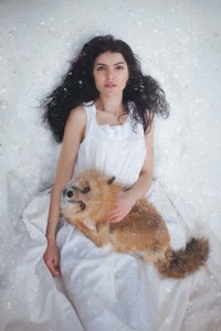 žena a liška ve sněhu